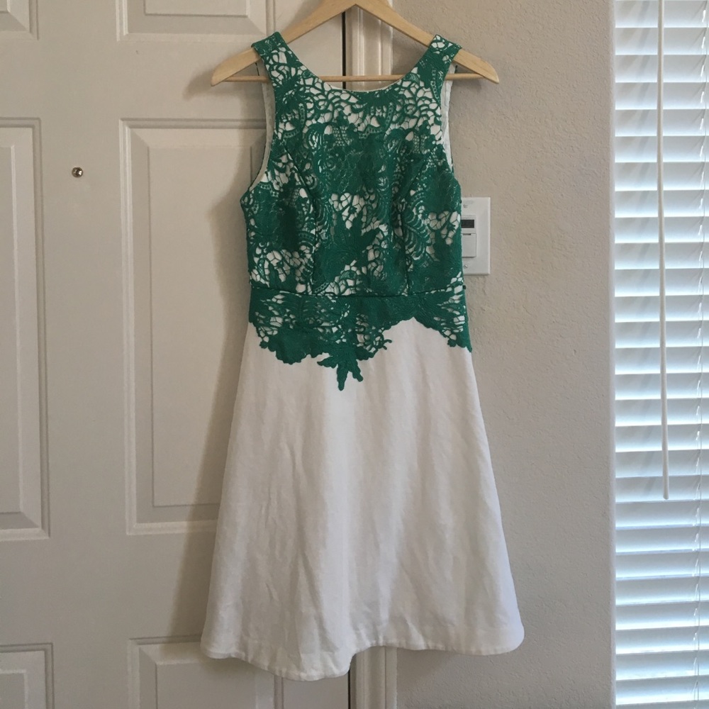 Lace V-back dress