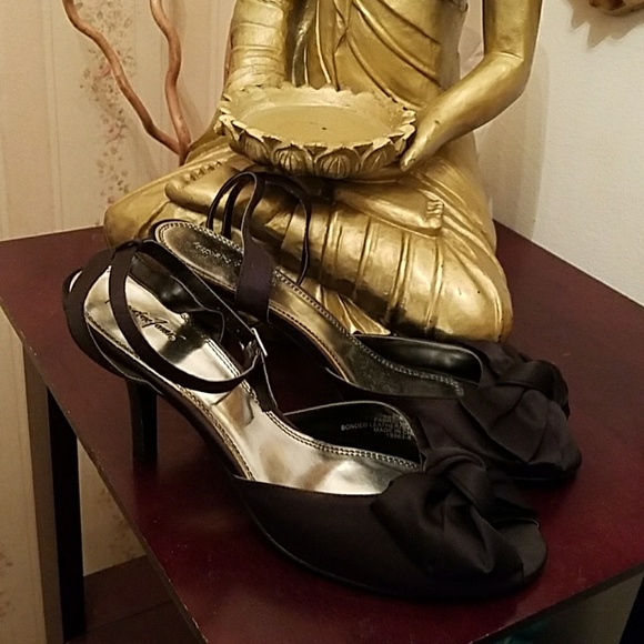 JACQUELINE FERRAR PEEKABOO ANKLE STRAP SHOES - Picture 2 of 7