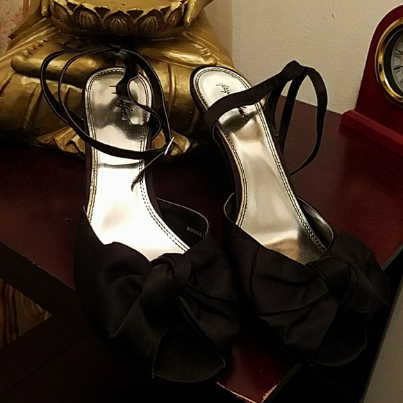 JACQUELINE FERRAR PEEKABOO ANKLE STRAP SHOES - Picture 3 of 7