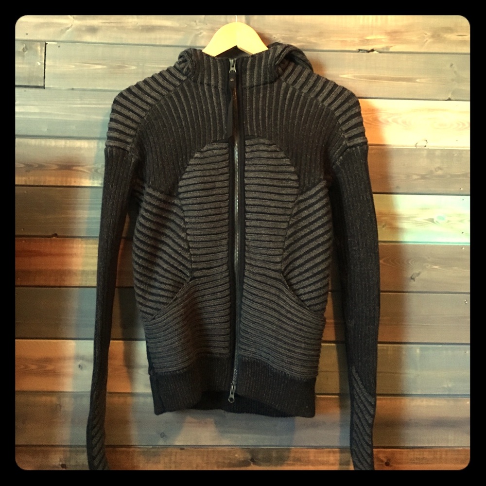 Lululemon size four cable knit Scuba
