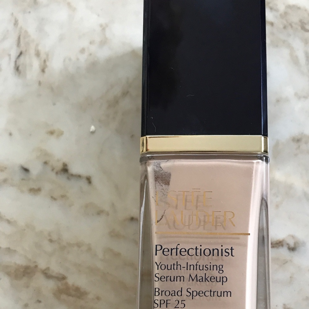 Estée Lauder Perfectionist Foundation 1W2 sand
