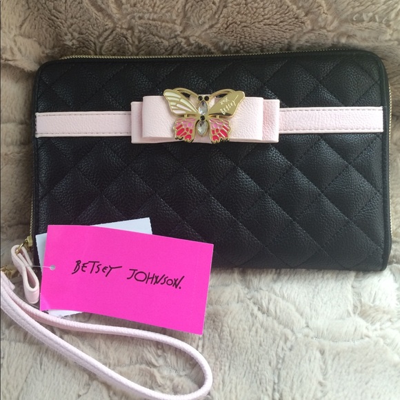 Betsey Johnson Handbags - ✨PRICE DROP Betsey Johnson NWT Quilted wristlet