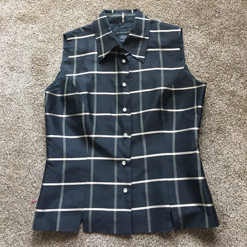 Sleeveless plaid collared top