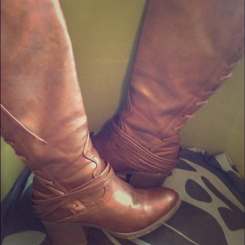 Tall brown boot with heal