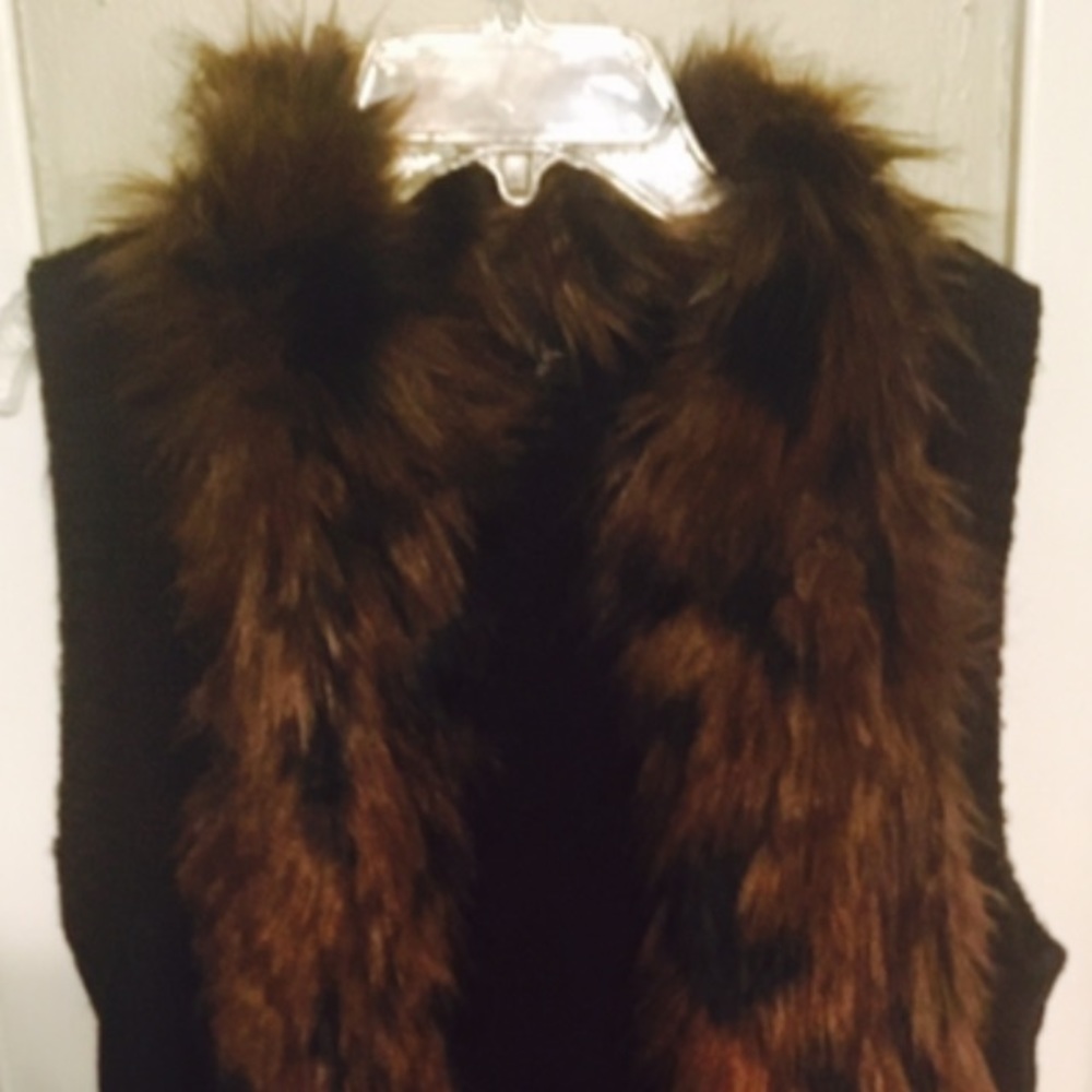 Hip length sweater vest with faux fur