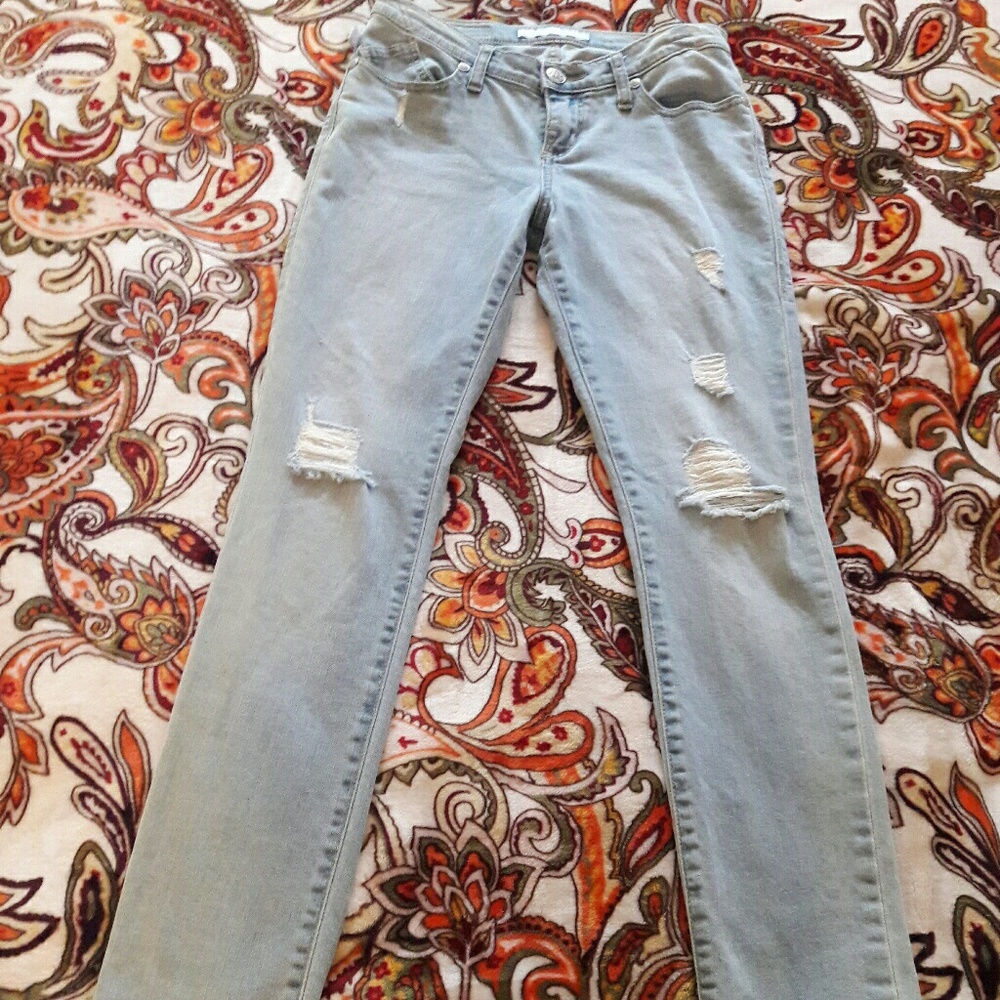 ROCK & REPUBLIC CUTE LIGHT JEANS