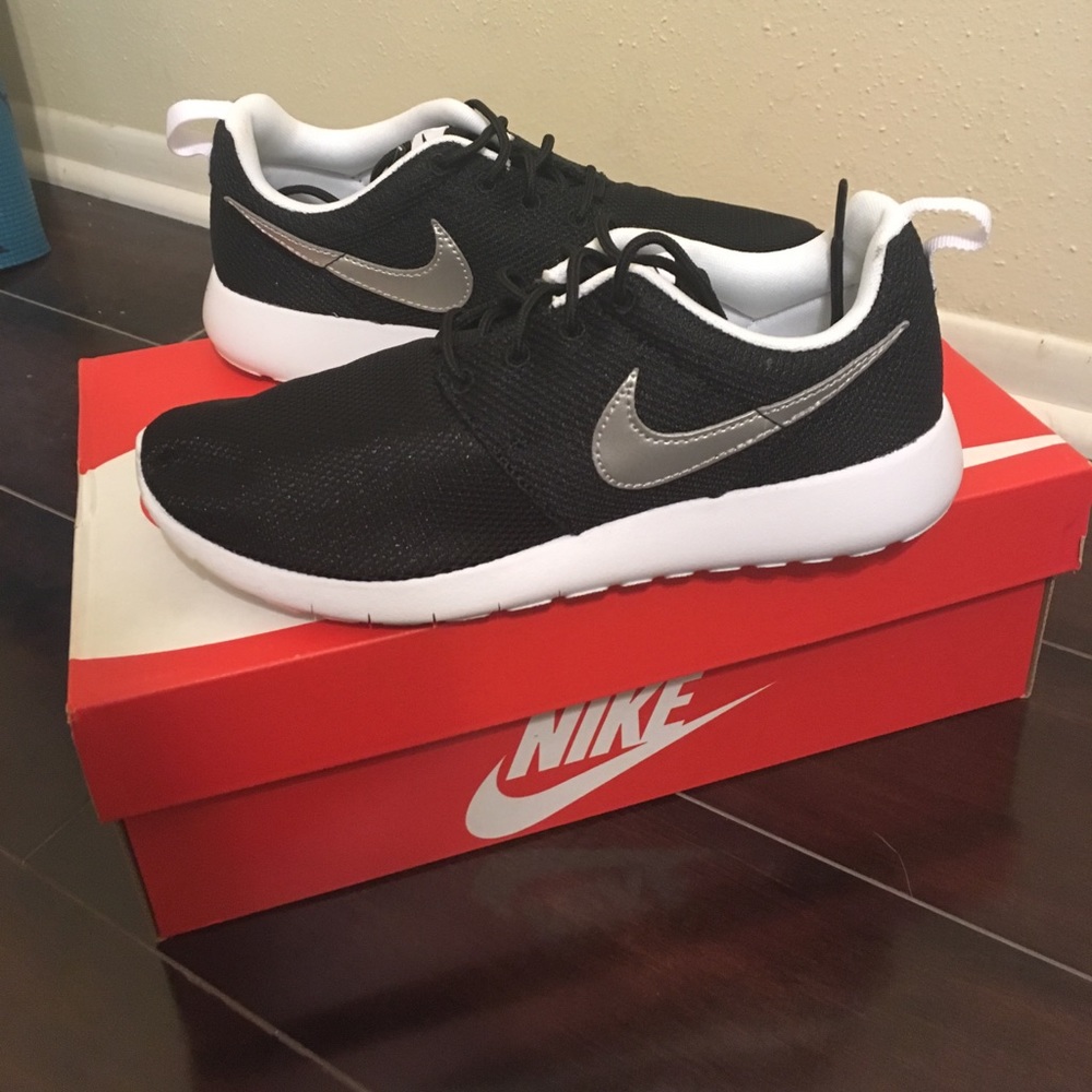 Black Nike Roshe with Silver Swoosh, Kids Women