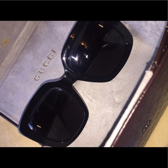 Gucci Sunglasses with \'GG\' logo