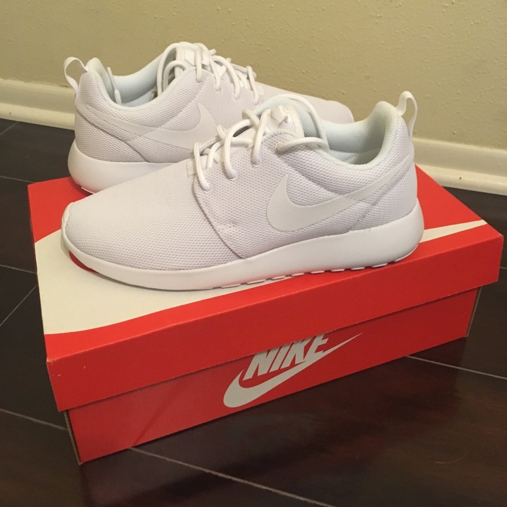 White Nike Roshe Sneakers, BRAND NEW