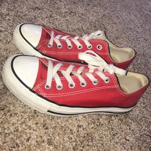 CONVERSE!! Women's red low top!