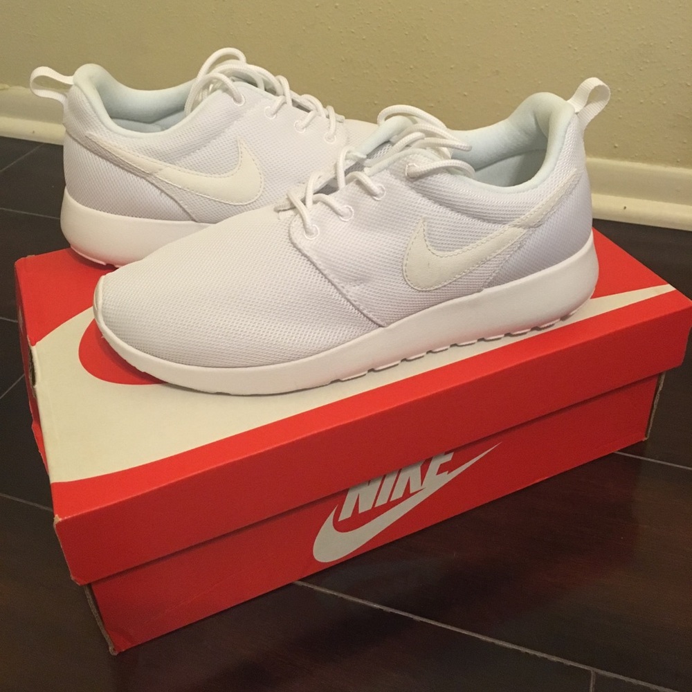 White Nike Roshe Sneakers, NEW