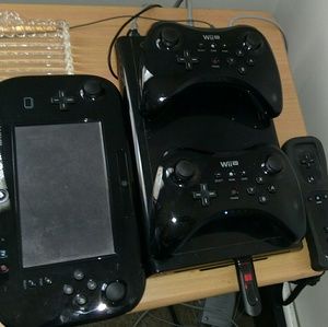Wii U, 3 wireless controllers, games included