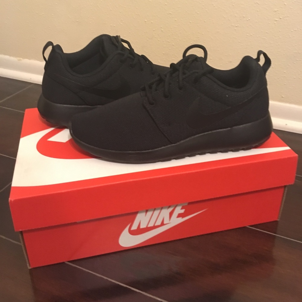 Nike Roshe Sneakers, All Black, NEW