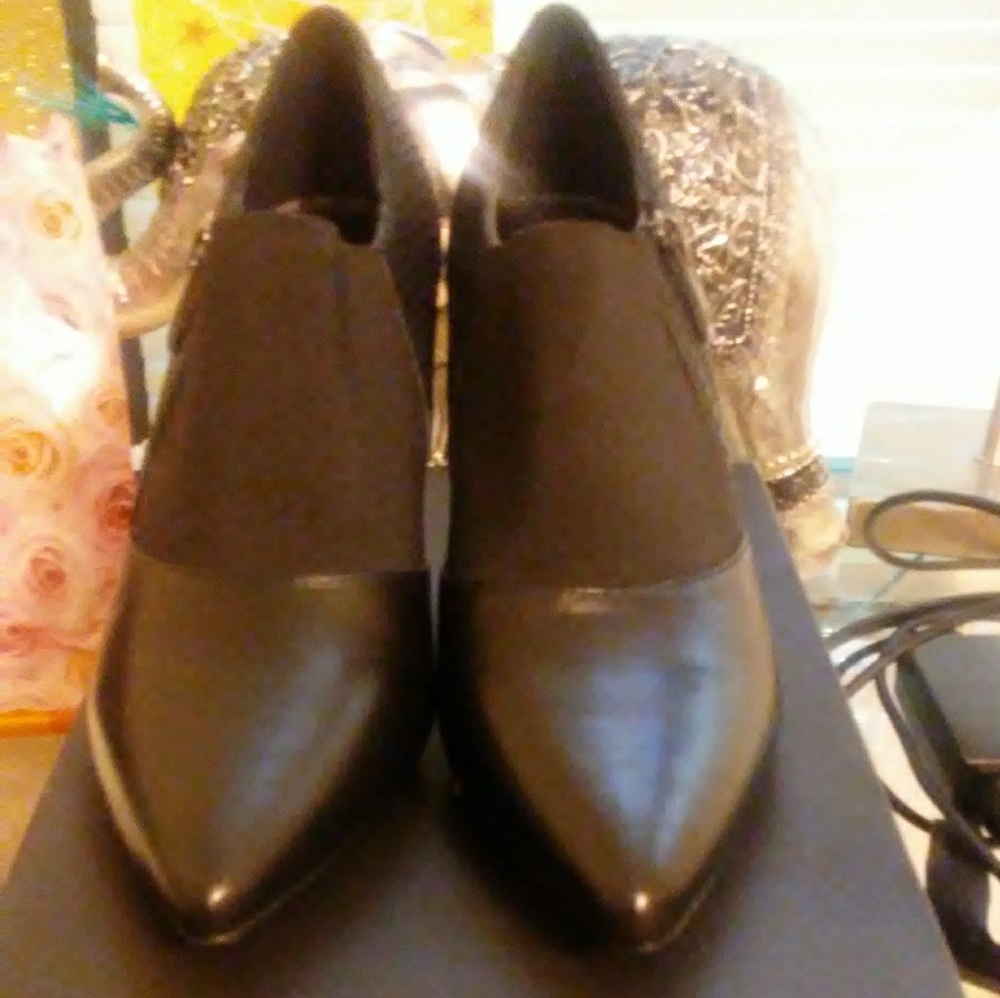 Tahari bootie shoes