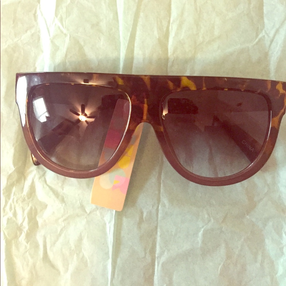 Retro tortoiseshell brown sunglasses.