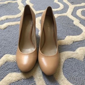 Nine West tan/cream pumps
