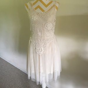 💙🌸Free People Beautiful dress w/ crochet detail