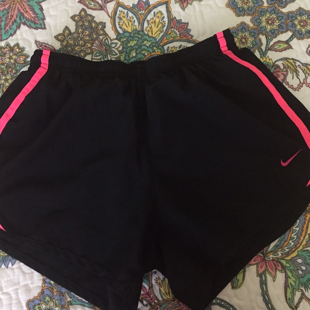 Girls (L) Nike shorts
