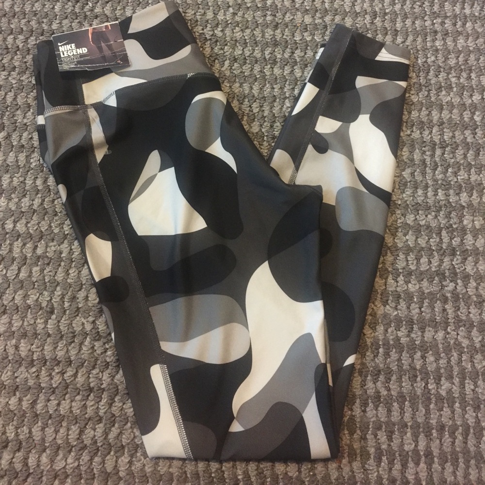 Nike Legend Tight Fit Leggings