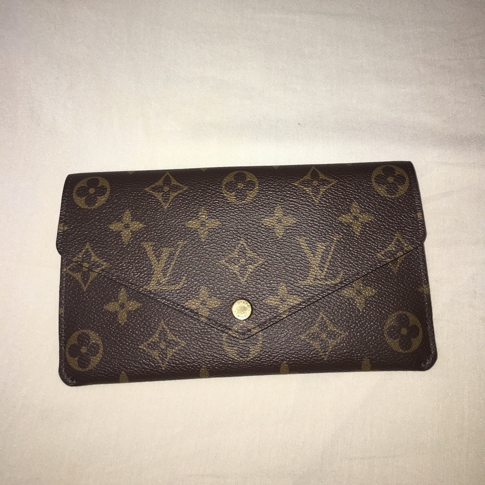 Louis Vuitton - Picture 5 of 7