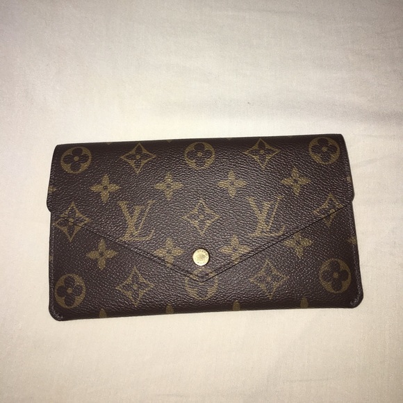 Louis Vuitton - Picture 5 of 7