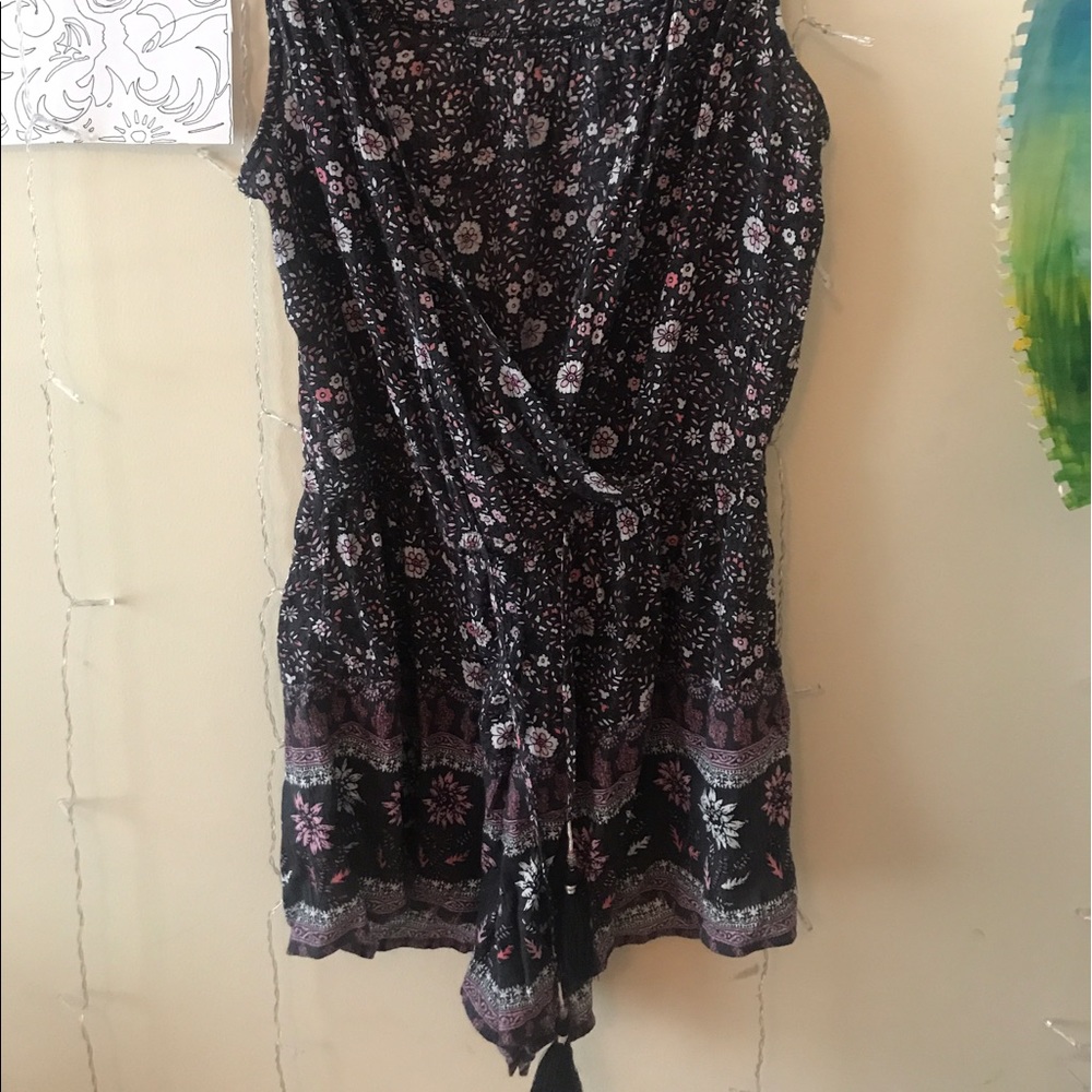 American Eagle Floral Romper - Picture 3 of 3