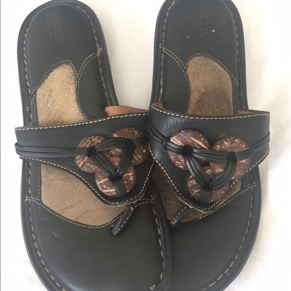 Born sandals