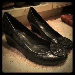 Tory Burch Black Patent Reva Wedges Size 6.5