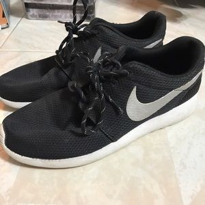 NIKE ROSHE RUN WOMEN 7.5 BLACK AND METALLIC