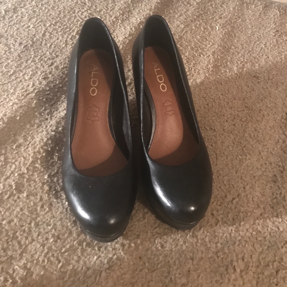 Aldo black short wedges