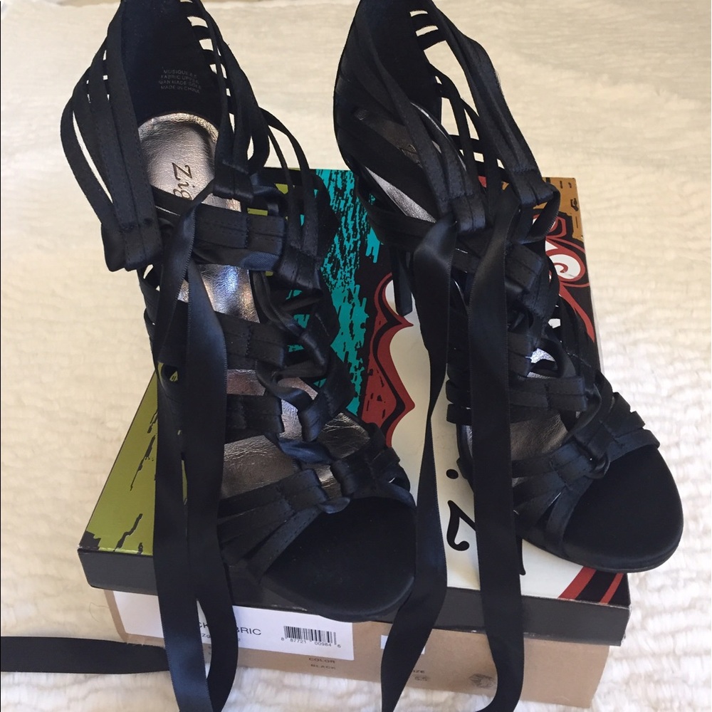 Zigi Soho Musique Black Sandals - Picture 2 of 3