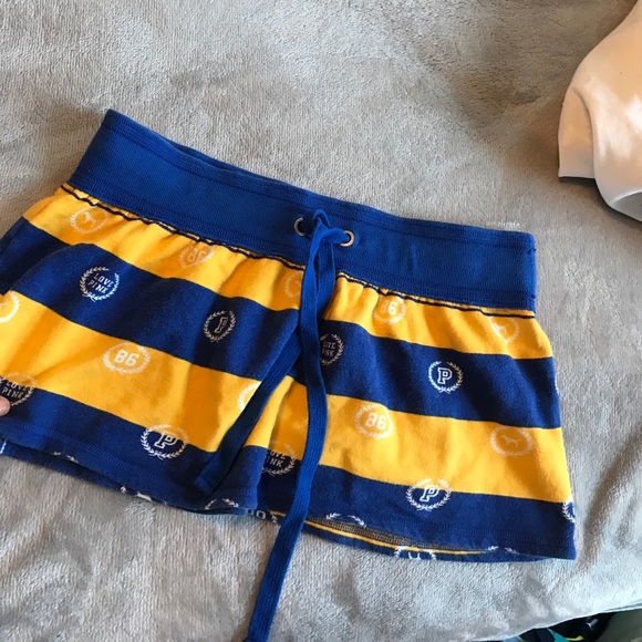 Short skirt - Picture 1 of 3