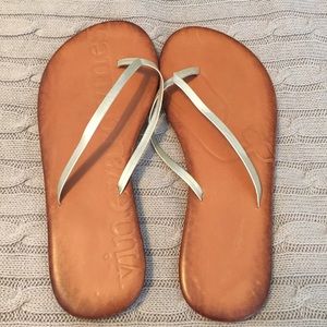 Vineyard Vines Flip Flops