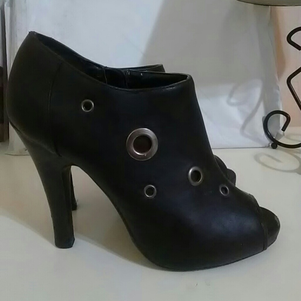 Cute black heels with Zipper on the side