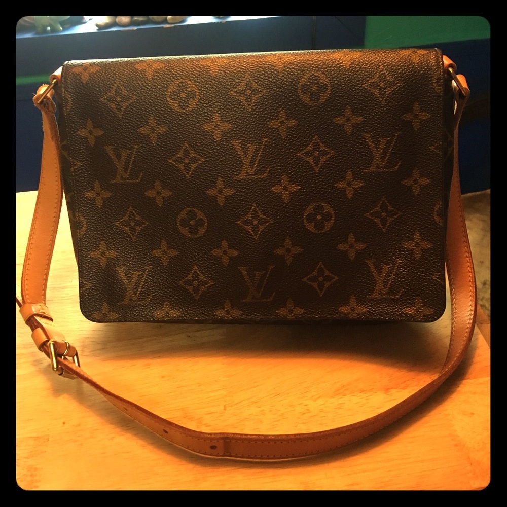 Ladies!! Help me sell this bag so I can buy yours!
