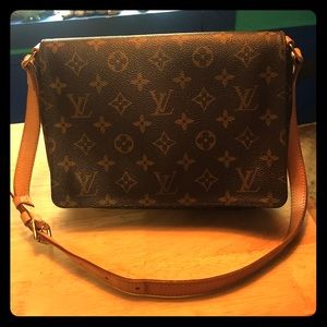 Ladies!! Help me sell this bag so I can buy yours!