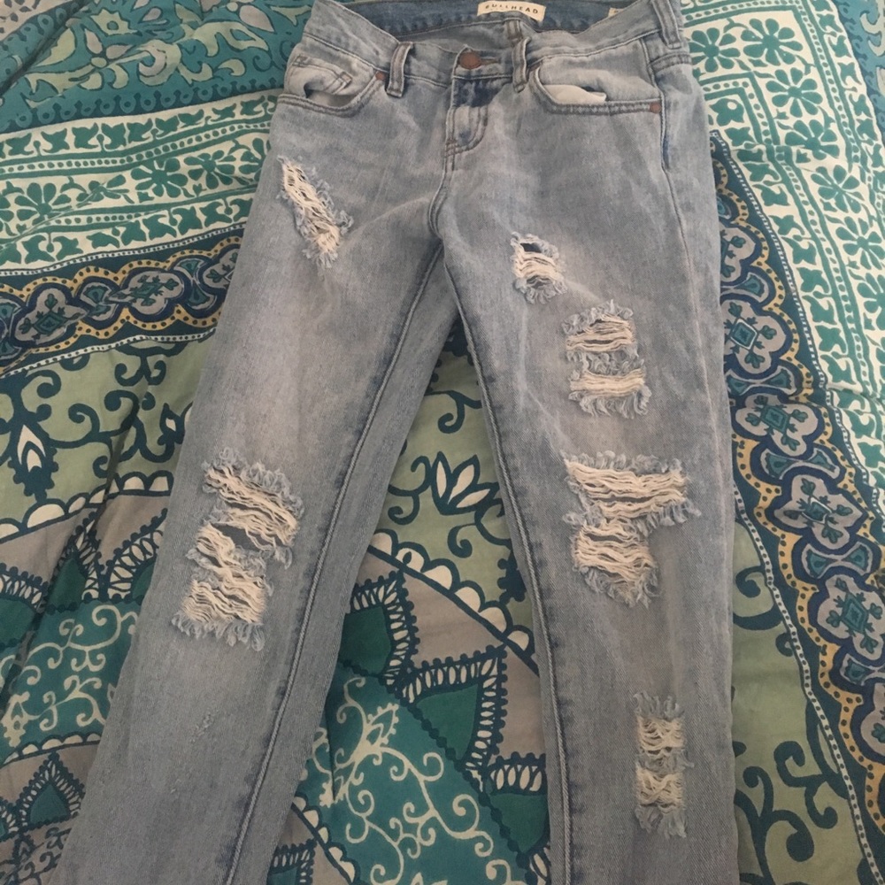 Bullhead light wash ripped jeans