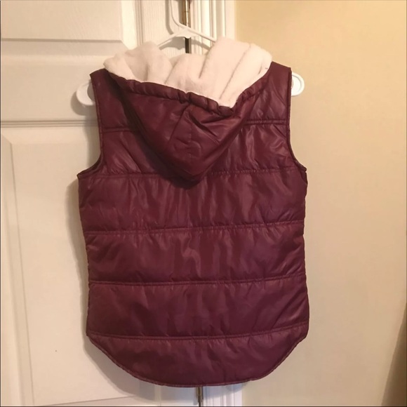 Vest with fur hood - Picture 2 of 2