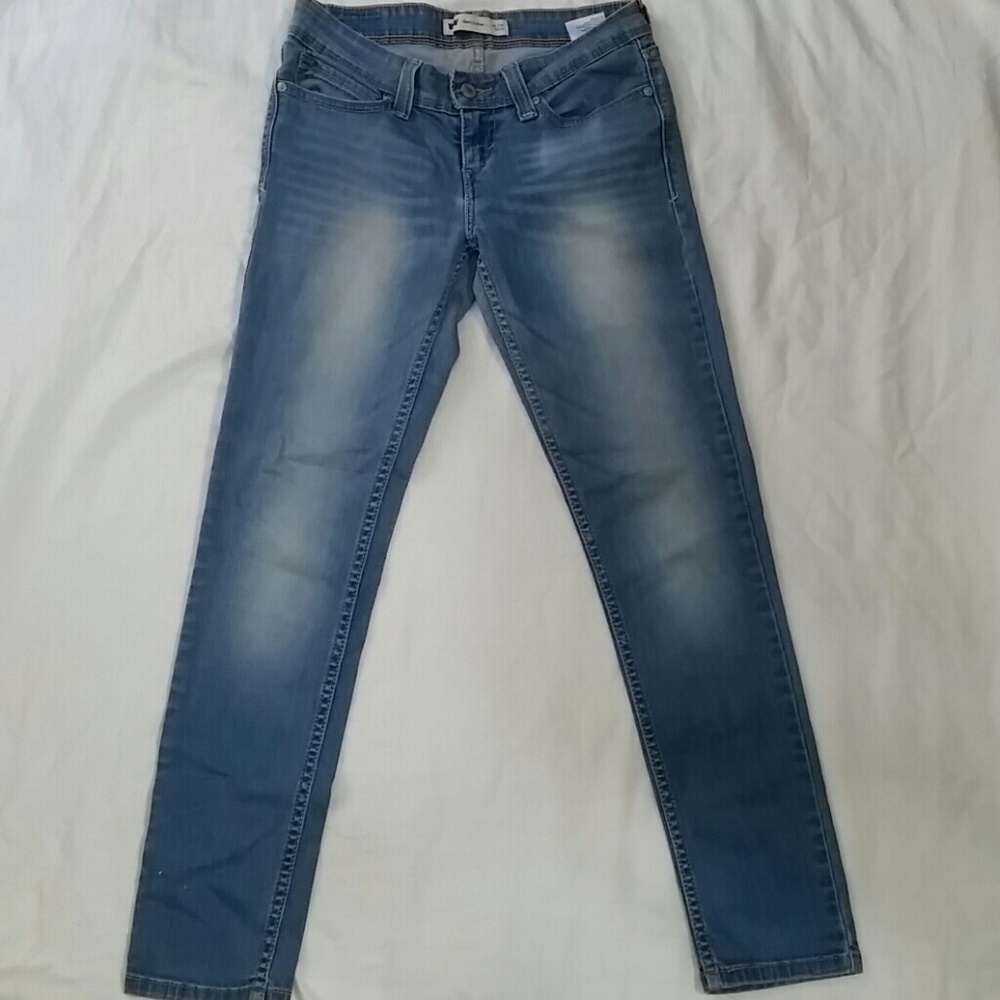 Levis demi curve
