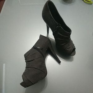 Like new open toe Guess bootie size 7
