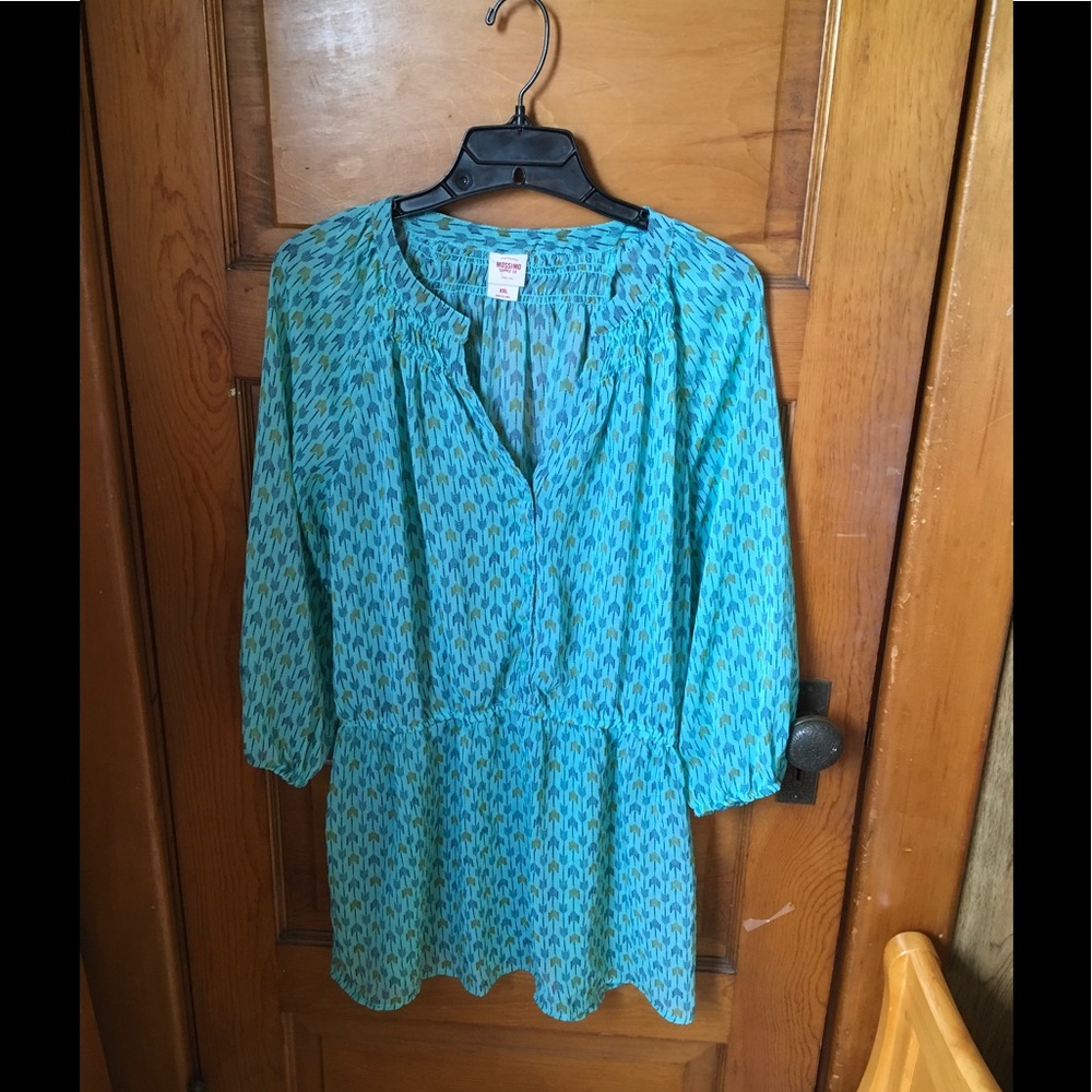 Peasant top. Sheer blue with arrow design.