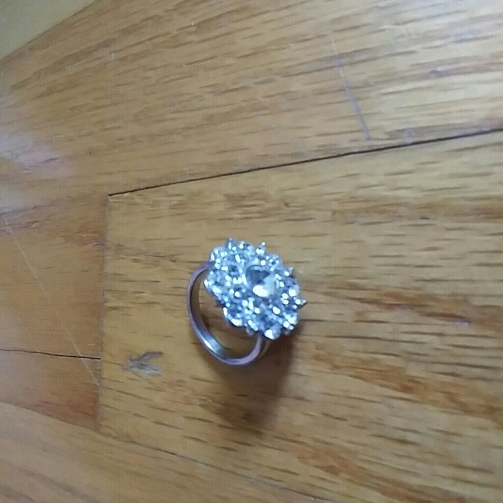 Beautiful flower ring!! - Picture 3 of 3