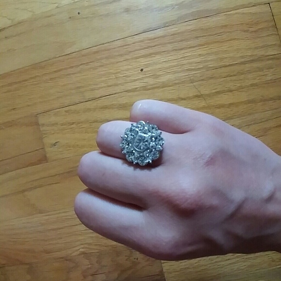 Beautiful flower ring!! - Picture 2 of 3