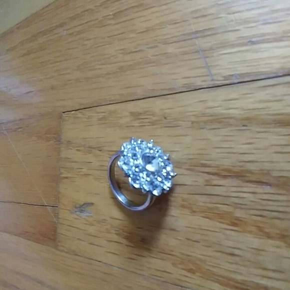 Beautiful flower ring!! - Picture 3 of 3