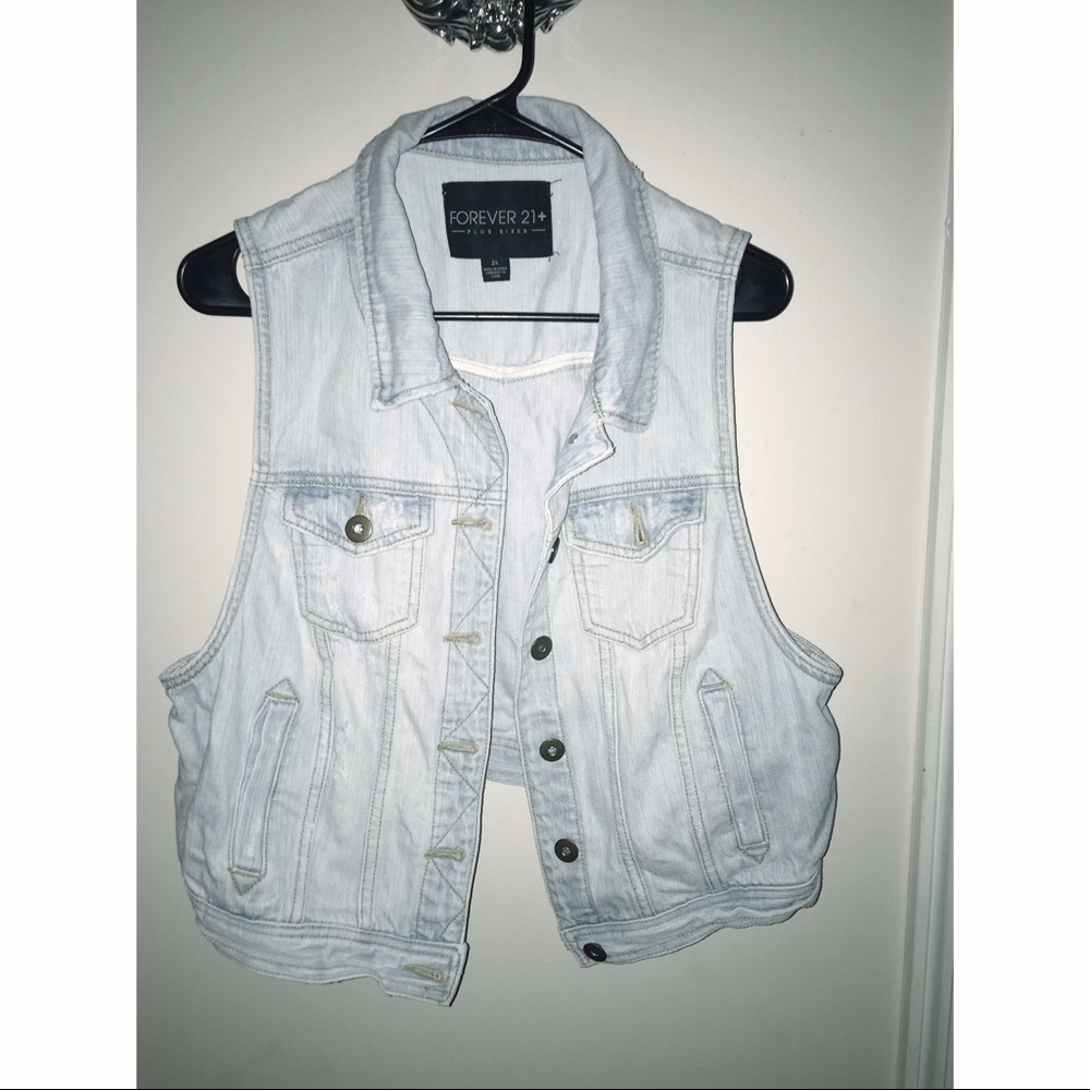 🌸distressed denim vest 🌸