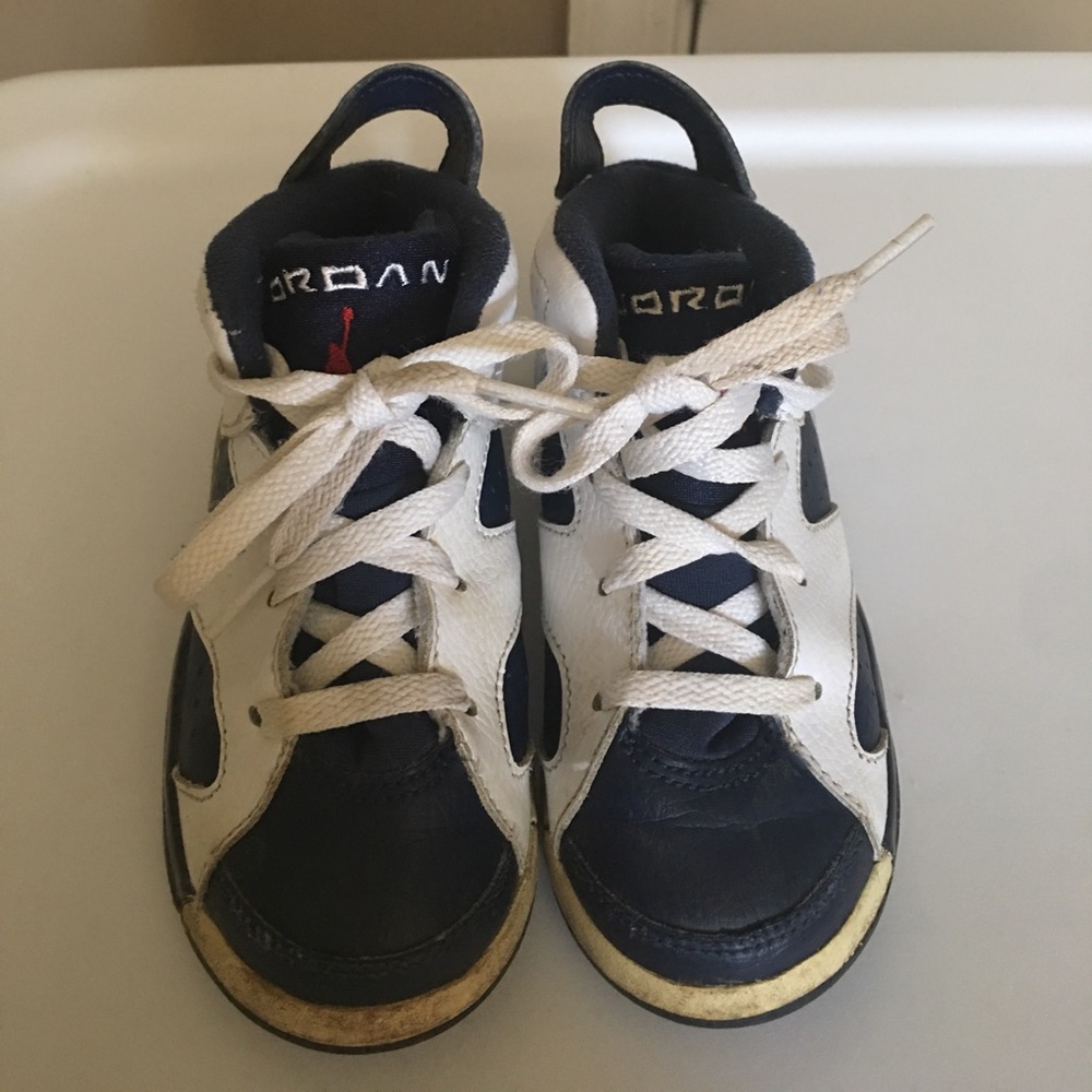 Boy size 9 Jordan's 6's