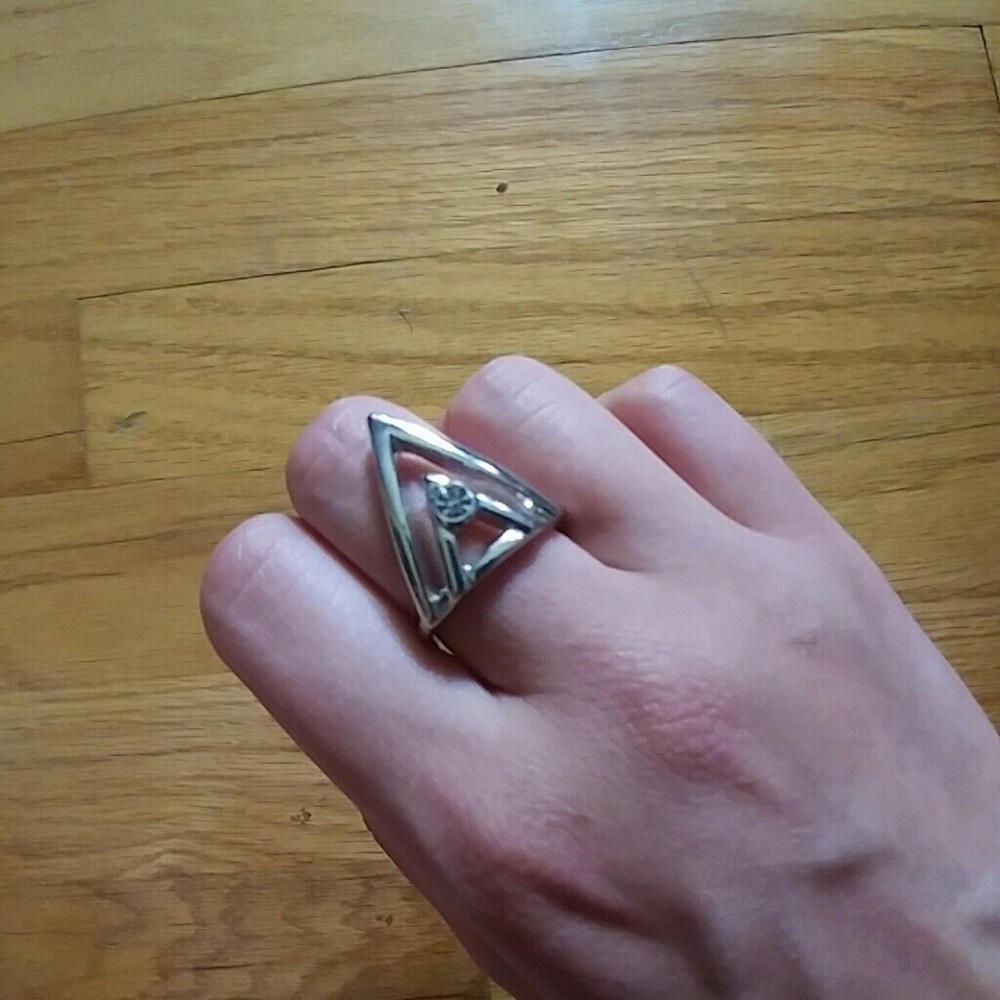 Cool triangle ring - Picture 2 of 3