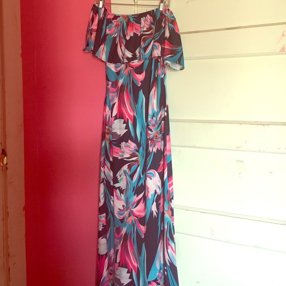 Maxi Dress Off the shoulder! Perfect for summer!