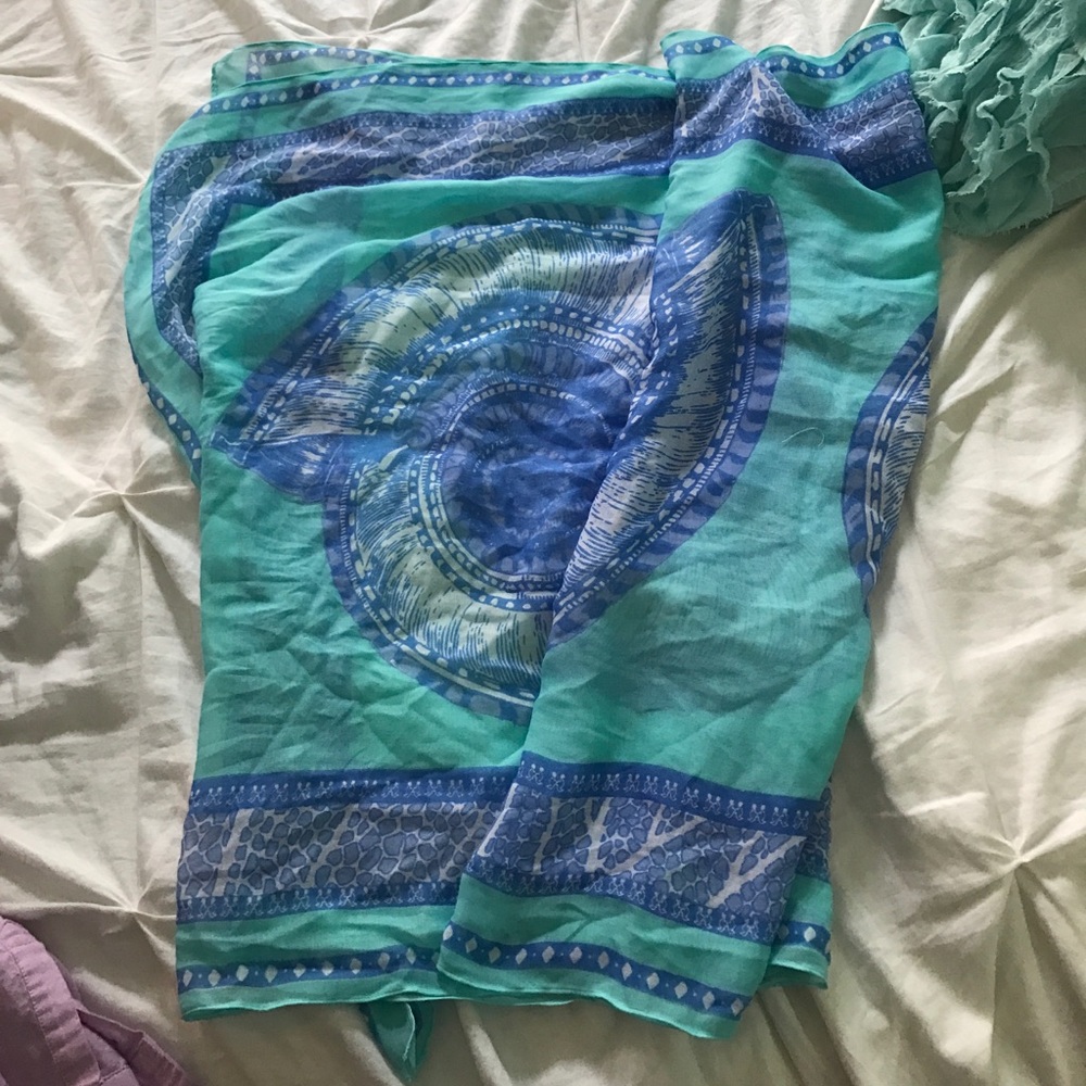 Light scarf with beach/seashell print