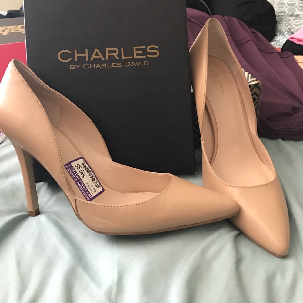 Nude leather pump